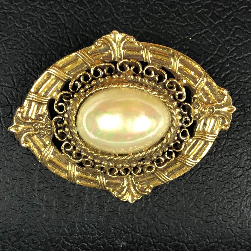 Vintage (60's) Ornate Faux Pearl Gold Tone Estate Old Money Brooch Quiet Luxury